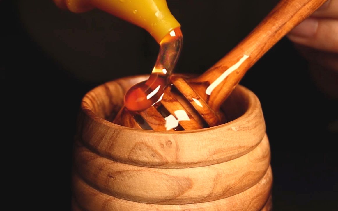 [Vito解压馆]蜂蜜在木罐中搅拌，木陀螺在木板上旋转