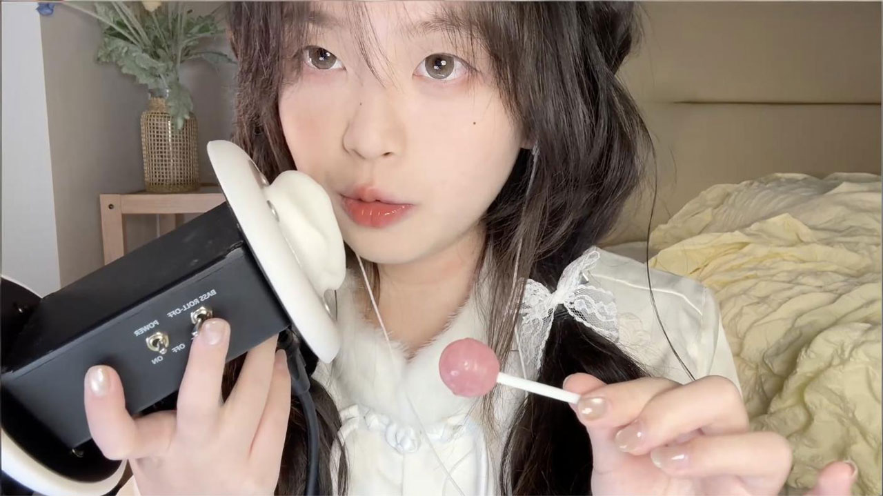 [椰椰拿铁] 超长棒棒糖舔耳 + 女仆の深夜耳畔湿润的舔麦